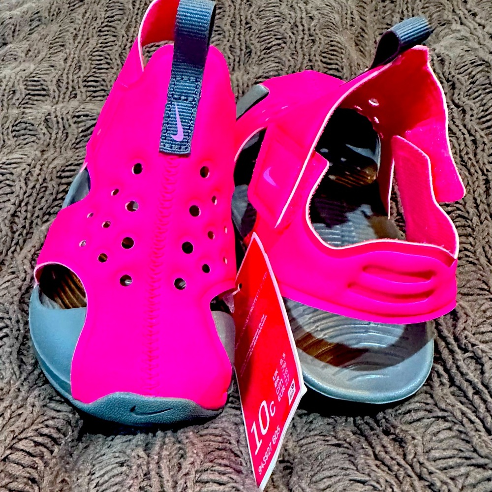 Toddler NIKE sandals (NWT)never worn size 10.